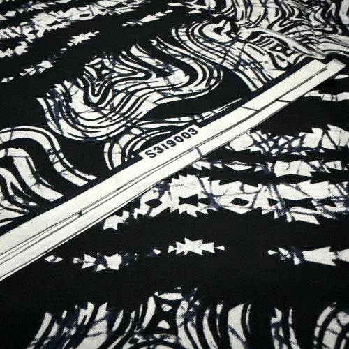 Black and white abstract pattern with a diagonal line